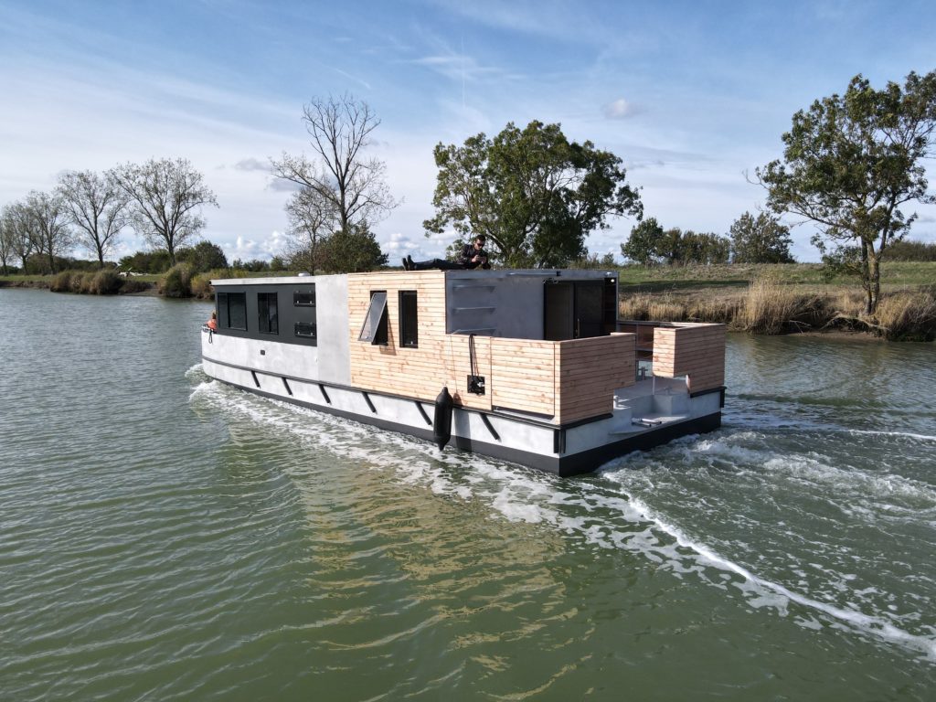 bateau électrique naviguant sur la Sèvre Niortaise. Ce bateau a pour but de faire découvrir aux touristes la région du Marais Pointevin