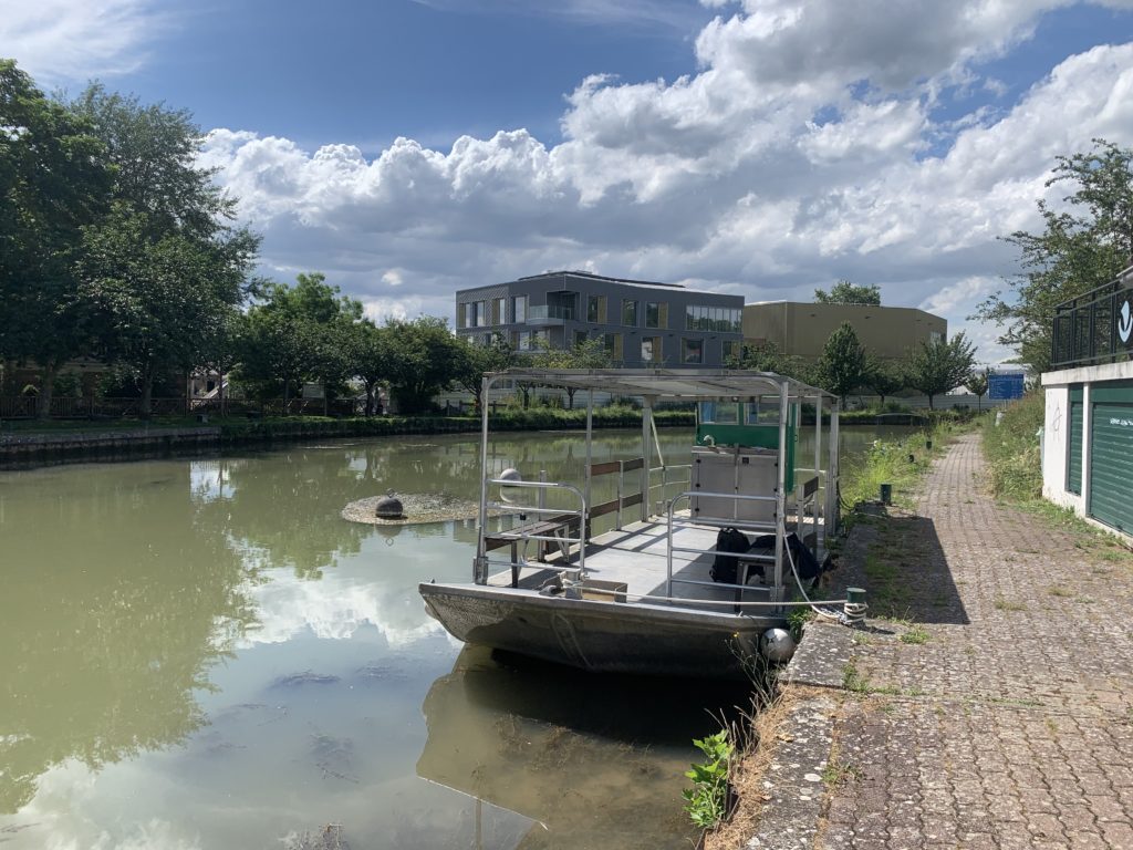 bateau sur la seine avec un ciel bleu et des nuages