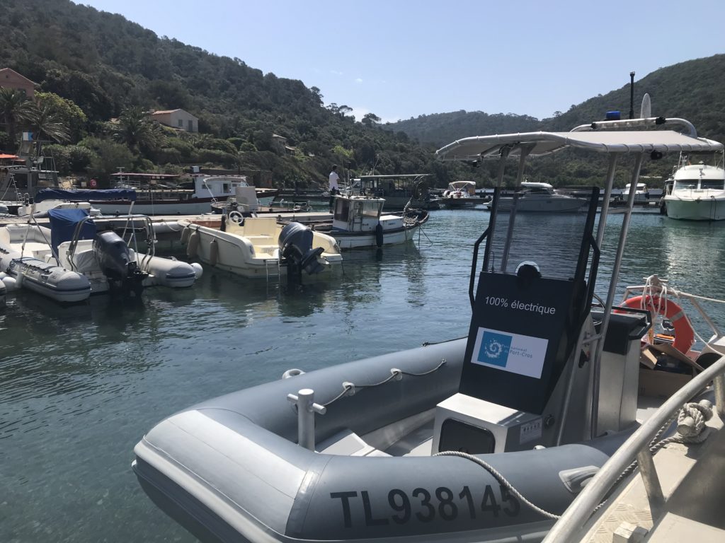 bateau sur l'eau, dans le sud de la France