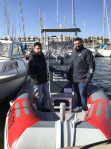 bateau sur le port de Porquerolles avec ses deux exploitants dessus