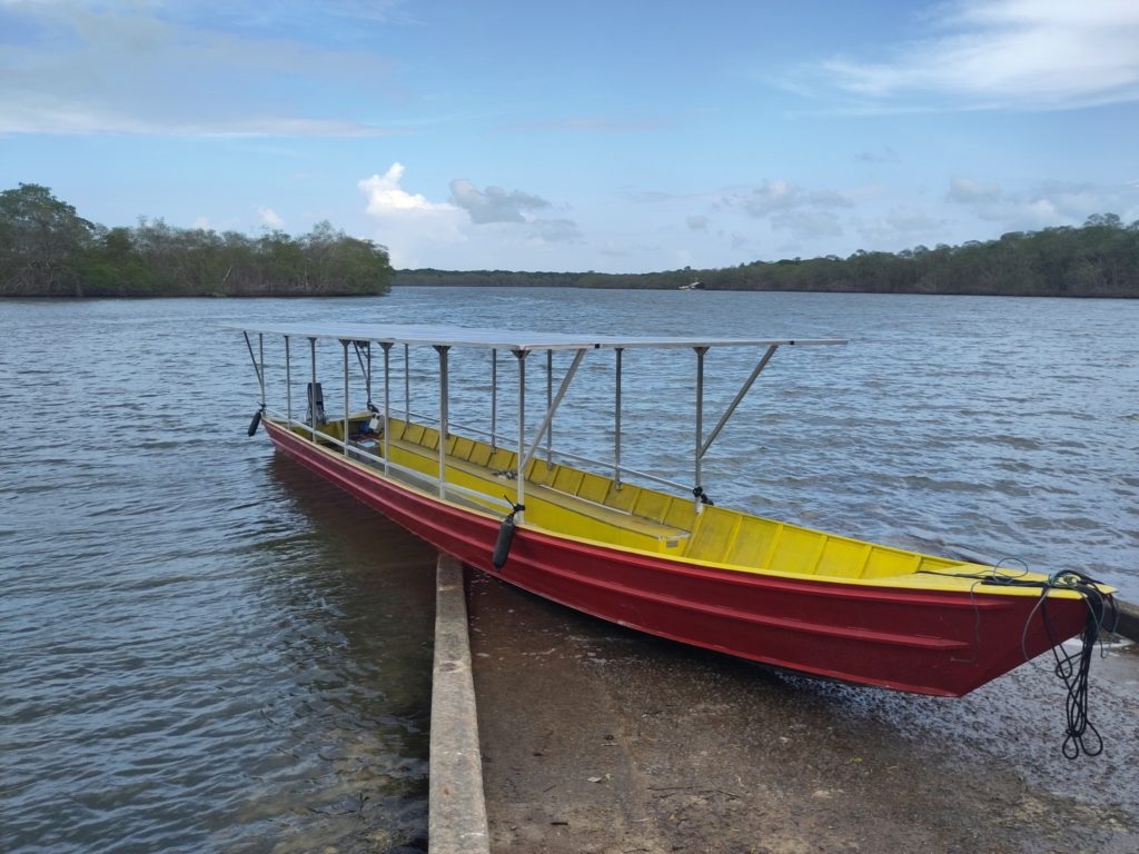 Pirogue rouge et jaune à quai en Guyane