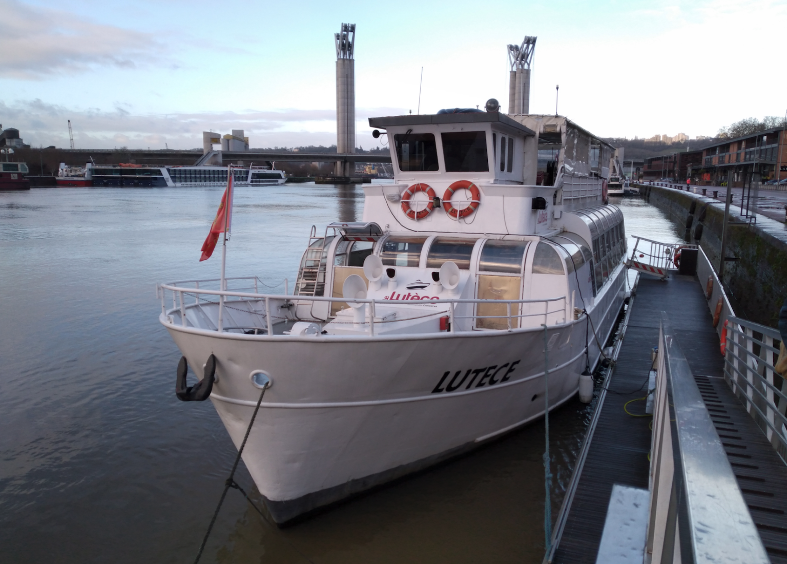 Découvrez comment Normandie Croisière modernise le Lutèce, une vedette de transport sur la Seine, en remplaçant son système de propulsion par une version électrique respectueuse de l'environnement. Profitez des subventions disponibles pour une transition énergétique rentable, et suivez les étapes clés du projet pour une navigation durable et efficace.