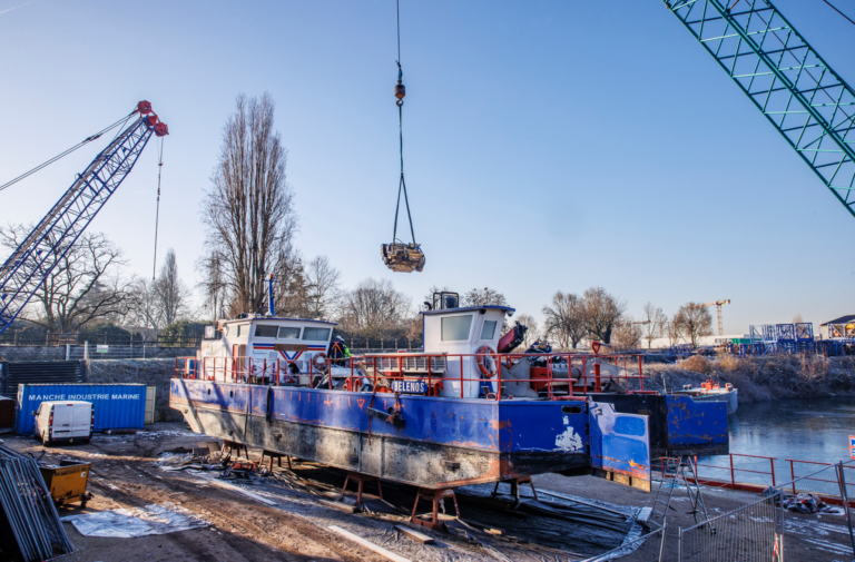 Image du chantier de construction du bateau Bélénos, montrant les technologies utilisées pour créer ce bateau décarboné et respectueux de l'environnement.