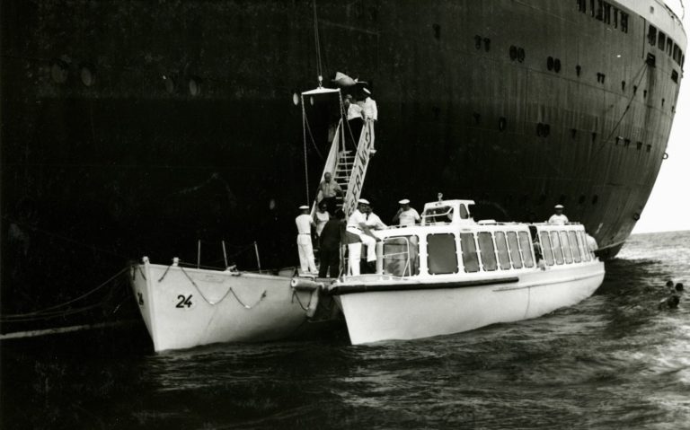 Image de la vedette Chinon en cours de rénovation par Naviwatt, référence 100% électrique en France, mettant en avant la nouvelle motorisation électrique qui la prépare pour une navigation écologique.